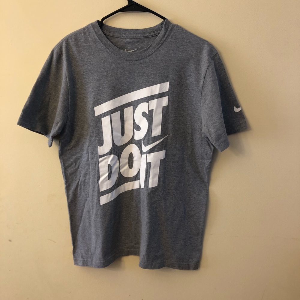Men’s Nike “Just Do It” tee. Gray and white